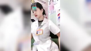 25,25Bé dược sĩ show vú đặt máy rung vào bướm trong giờ làm . Tê bướm muôn nơi