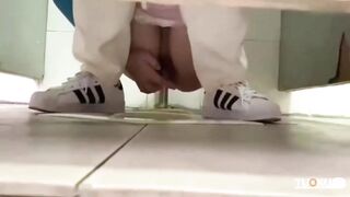 Quay lén nhà vệ sinh nữ bị phát hiện