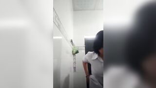 Em học sinh 17 tuổi vừa đi học về đã nứng liền vào toilet móc lồn
