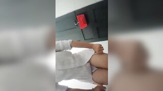 Em học sinh 17 tuổi vừa đi học về đã nứng liền vào toilet móc lồn