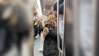 Bạo thật bú cu trên tàu điện đông người