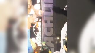 Ca sĩ hưng phấn show vú trên sân khấu