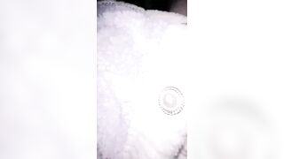 Nữa đêm lén lút trốn mẹ sang phòng bé e họ đg ngủ bắt e bú cu đụ sướng bắn đầy mông