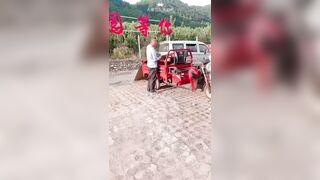Dâm nữ có sở thích khiêu dâm khỏa thân đi dạo khắp xóm cho các cụ già xem hàng