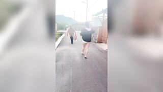 Dâm nữ có sở thích khiêu dâm khỏa thân đi dạo khắp xóm cho các cụ già xem hàng