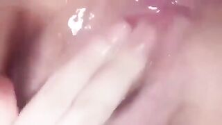 Lồn em nhìn có hồng khít ngọt nước không các a,các a muốn bú nó không