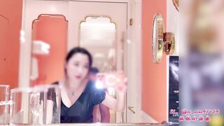 Tranh thủ lúc chú k có ở nhà mà vụng trộm vs dì,may mà chạy kịp k thì lại toang