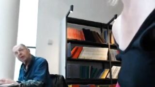 Show vú cho người lạ xem ở thư viện