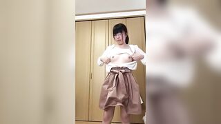 bé kính cận ngứa lồn