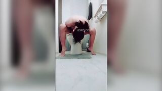 quay lén bà chị họ ,đi đái ,  tranh thủ nghịch vú
