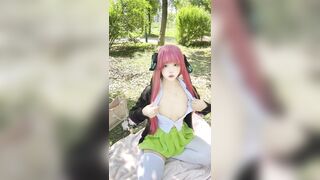 Gái dâm vú to lồn múp ra công viên cosplay thủ dâm chờ người lạ địt