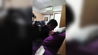 Dì đang buồn ngủ mà thằng cháu họ 17 tuổi vào phòng bú liếm đòi đụ cho bằng được.