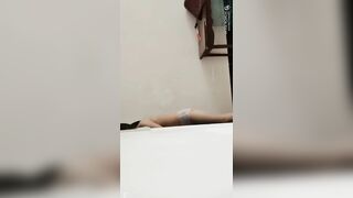 Sang nhà thằng bạn thấy nó đang địt con em kế nên xin vào địt chung P3