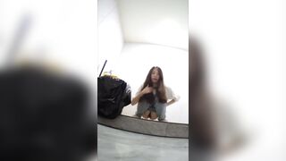 Quay lén lồn chị gái lạ mặc vào nhà đái nhờ cứ nhìn vào cam ngỡ chị phát hiện toang.