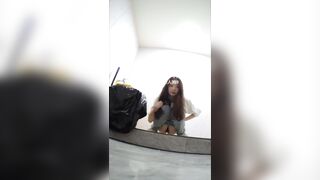 Quay lén lồn chị gái lạ mặc vào nhà đái nhờ cứ nhìn vào cam ngỡ chị phát hiện toang.