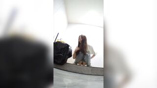 Quay lén lồn chị gái lạ mặc vào nhà đái nhờ cứ nhìn vào cam ngỡ chị phát hiện toang.