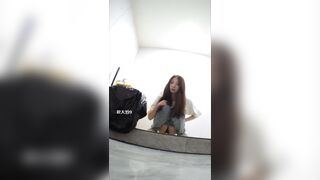 Quay lén lồn chị gái lạ mặc vào nhà đái nhờ cứ nhìn vào cam ngỡ chị phát hiện toang.