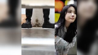 Em trai gan trời đã quay lén lồn chị gái xin đái nhờ còn soi đèn pin vào lồn xem rõ.