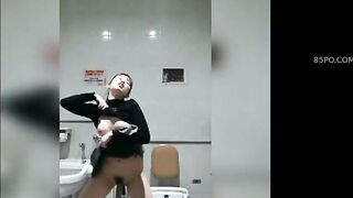 cô gái vào wc nam , cùng 69 tư thế thủ dâm