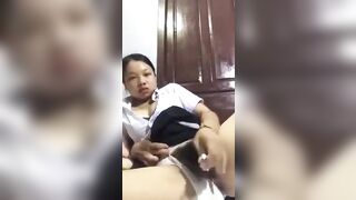 Em học sinh chubby lồn múp dụp thủ dâm cho trai xem