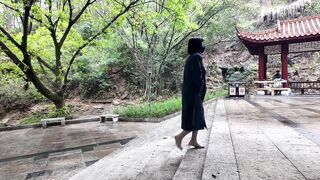 Cô gái thích khoả thân đi dạo trong công viên