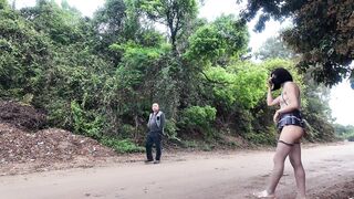 Cô gái thích khoả thân đi dạo trong công viên
