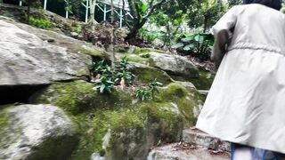 Cô gái thích đi dạo khoả thân trước mặt nhiều người lạ