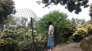 Cô gái thích đi dạo khoả thân trước mặt nhiều người lạ