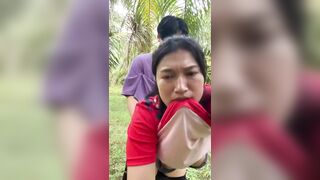 Chị gái dắt thằng em họ ra vườn cao su cho nó đụ, 26 tuổi rồi chưa từng đụ ai.