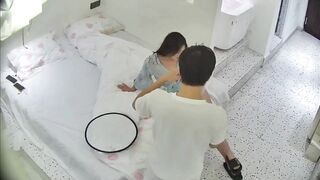 Quá trình thằng em họ gả gậm nịnh nọi để chị họ cho đụ và nó đã thành công.