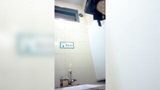 Nhân viên nhà hàng gan trời dám quay lén lồn bà chủ xinh đẹp đi đái.