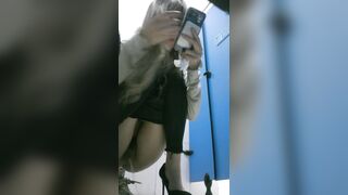 Khó khăn và canh dữ lắm mới quay lén được lồn đẹp cô vợ chân dài của thằng bạn thân.