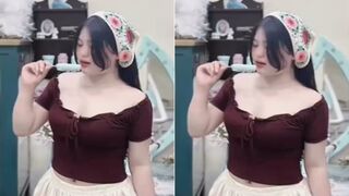 Dụ được em háng xóm hàng múp,nhấp cái nào ấm cái đó