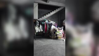 Cô gái thay đồ public ngày tại cửa hàng quần áo