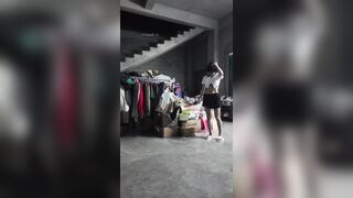 Cô gái thay đồ public ngày tại cửa hàng quần áo
