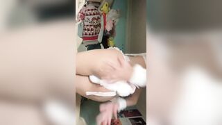 Đang live thì nứng lồn quay lại banh mông ra móc lồn cho fan xem