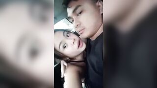 Gái xinh xắn bú mút buồi anh trên ô tô