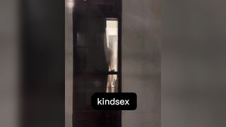 Nứng lồn quá vợ rủ bảo vệ giữ xe lên some cùng