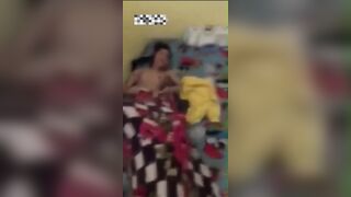 Em gái xinh ở nhà thủ dâm bị thằng bạn thân phát hiện