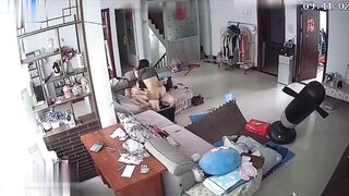 Con gái 17 tuổi đụ nhau với cha dưỡng ngay phòng khách khi mẹ đi vắng.