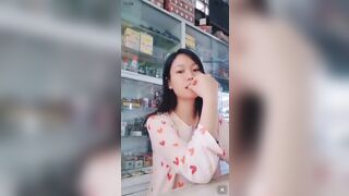 Nữ y sĩ xinh đẹp bán thuốc nhưng để cho trai bóp vú tại vầy thuốc.