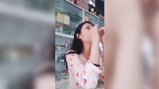 Nữ y sĩ xinh đẹp bán thuốc nhưng để cho trai bóp vú tại vầy thuốc.