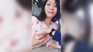 Nữ y sĩ xinh đẹp bán thuốc vui vẻ cho khách hàng bóp vú tại vầy thuốc.