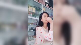 Nữ y sĩ xinh đẹp bán thuốc vui vẻ cho khách hàng bóp vú tại vầy thuốc.