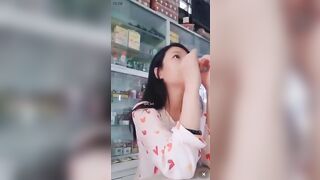 Nữ y sĩ xinh đẹp bán thuốc vui vẻ cho khách hàng bóp vú tại vầy thuốc.