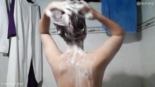 Em học sinh vừa tắm vừa thủ dâm móc lồn cho người yêu xem 2