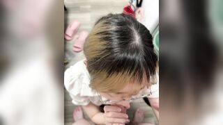 Em gái kính cận bú cu cho anh họ trong phòng tắm