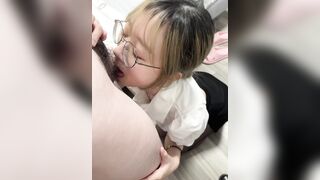 Em gái kính cận bú cu cho anh họ trong phòng tắm