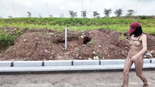 Cô gái mặc áo lưới xuyên thấu đi dạo ngoài đường cho người lạ nhìn