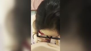 Nhờ được Ny kính cận của thằng bạn bú cu nhẹ nhàng